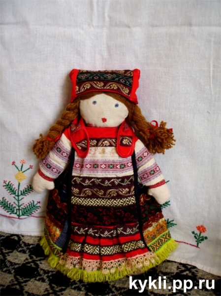 кукла в народном костюме